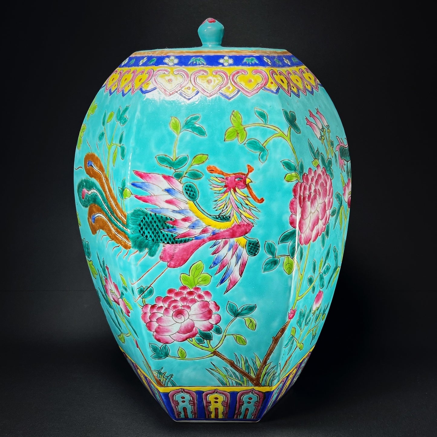 Qing Dynasty Tongzhi Famille Rose Porcelain Urn