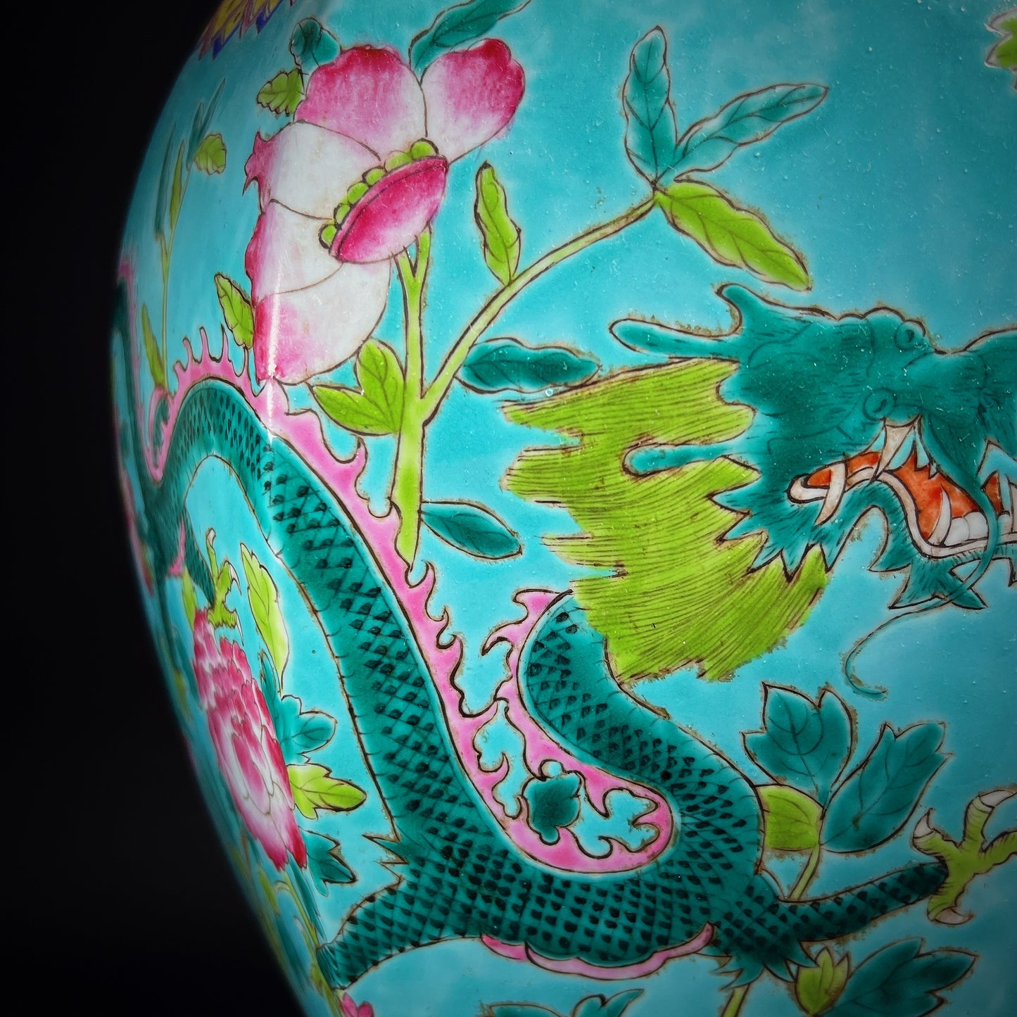 Qing Dynasty Tongzhi Famille Rose Porcelain Urn
