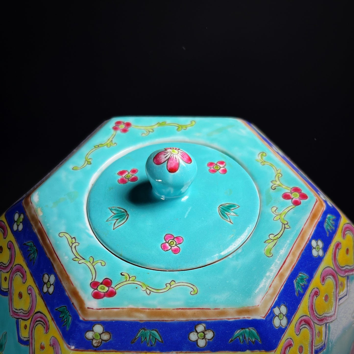 Qing Dynasty Tongzhi Famille Rose Porcelain Urn