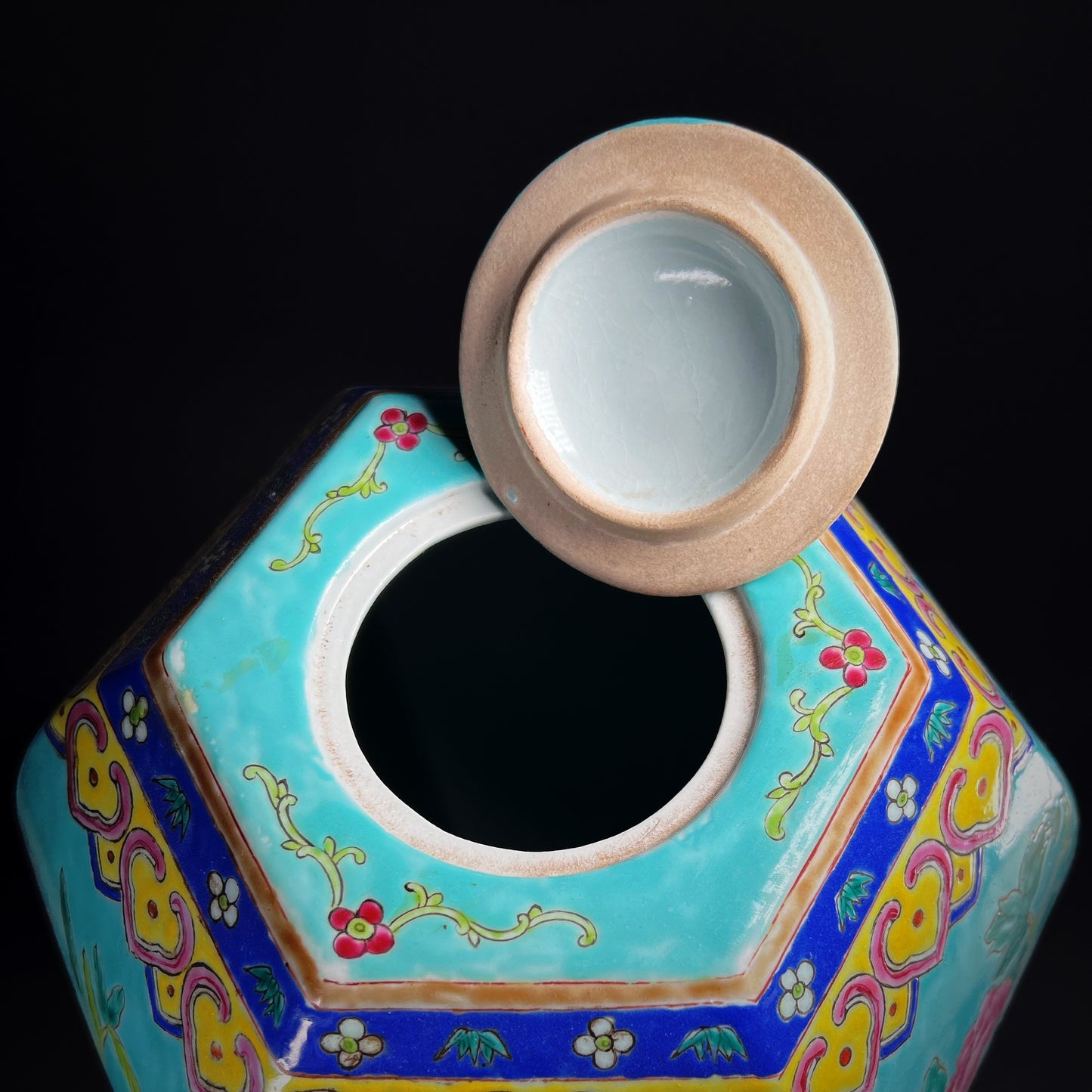 Qing Dynasty Tongzhi Famille Rose Porcelain Urn